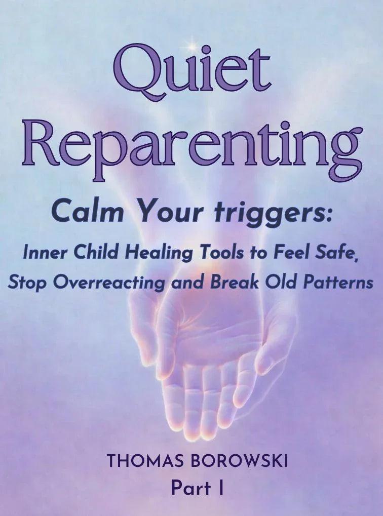 Okładka książki Quiet Reparenting, otwarte dłonie na tle pastelowym, poradnik samorozwoju