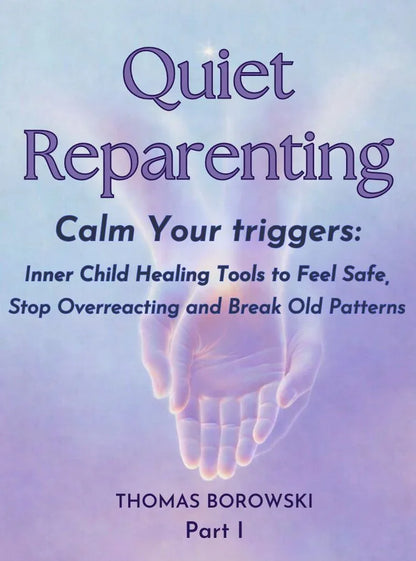 Okładka książki Quiet Reparenting, otwarte dłonie na tle pastelowym, poradnik samorozwoju