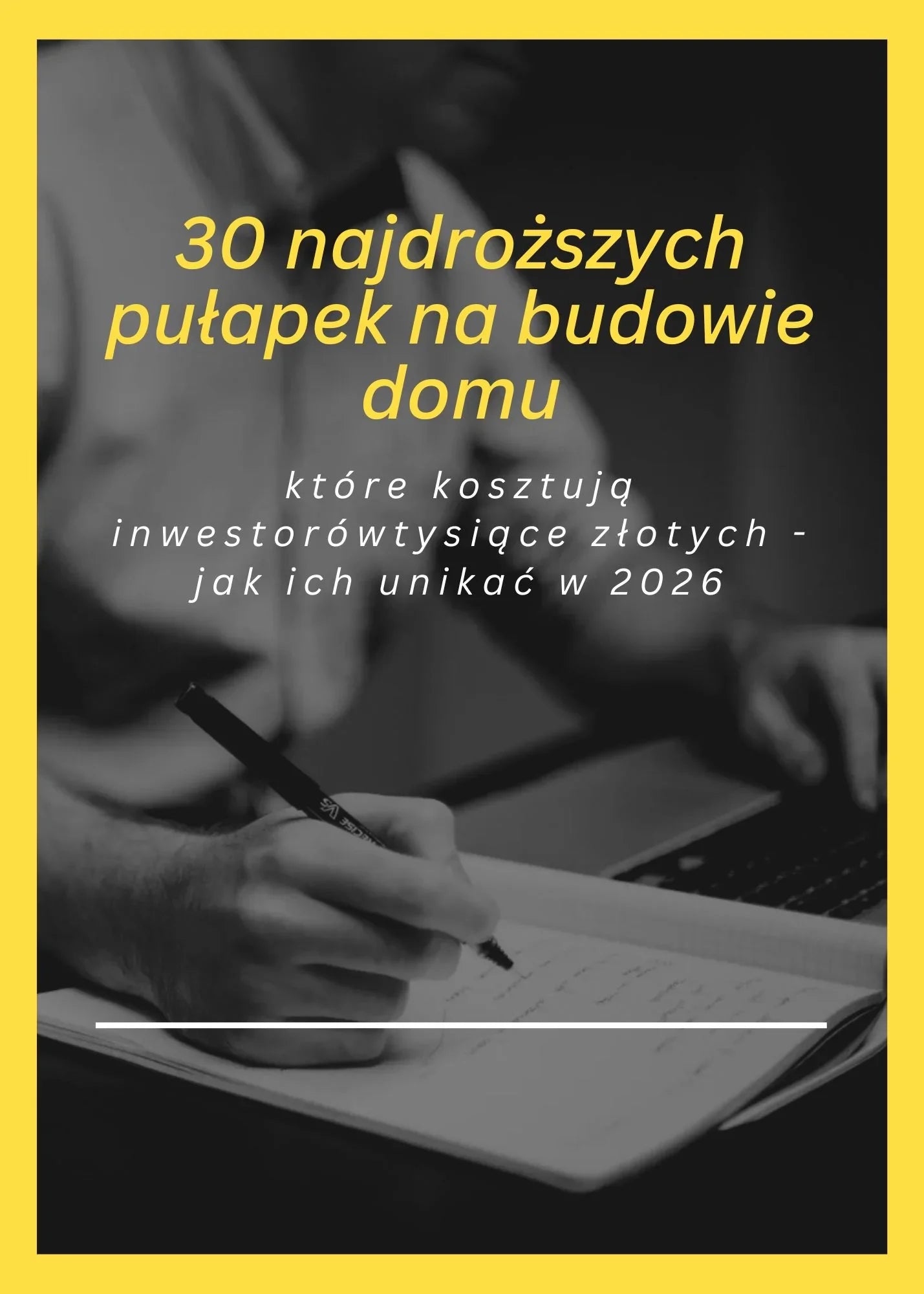 Osoba pisze w notesie przy laptopie, napis: 30 najdroższych pułapek na budowie domu 2026.