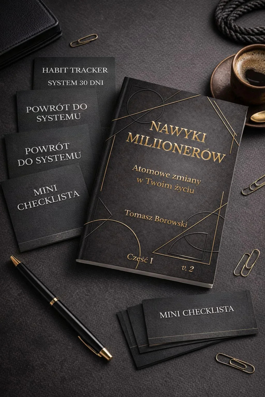 Zestaw książka "Nawyki Milionerów" i mini checklisty na czarnym tle, obok kawa, długopis i spinacze.