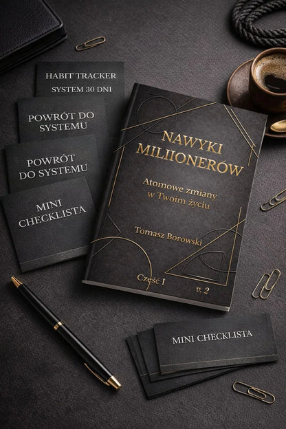 Zestaw książka "Nawyki Milionerów" i mini checklisty na czarnym tle, obok kawa, długopis i spinacze.